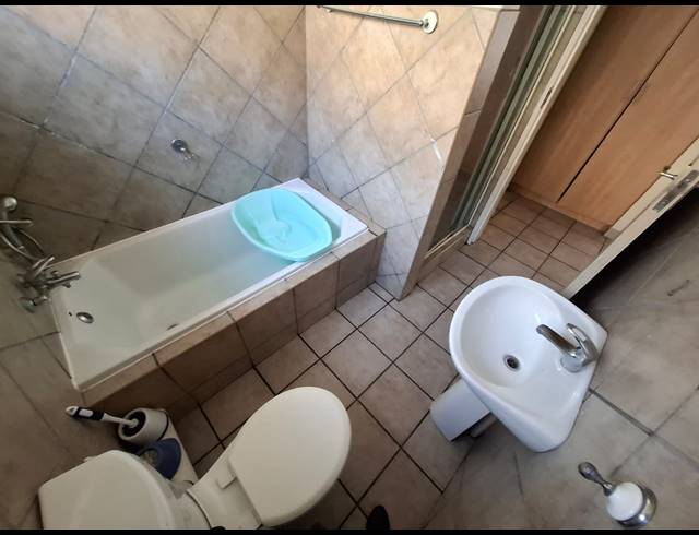 2 BEDROOM APARTMENT FOR SALE IN VANDERBIJLPARK SE 4